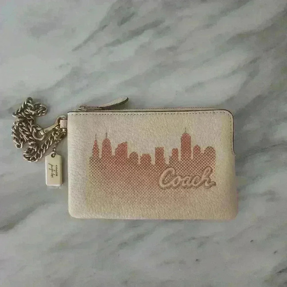 NWOT Coach X Jennifer Lopez Corner Zip Wristlet with NYC Skyline - Picture 2 of 8